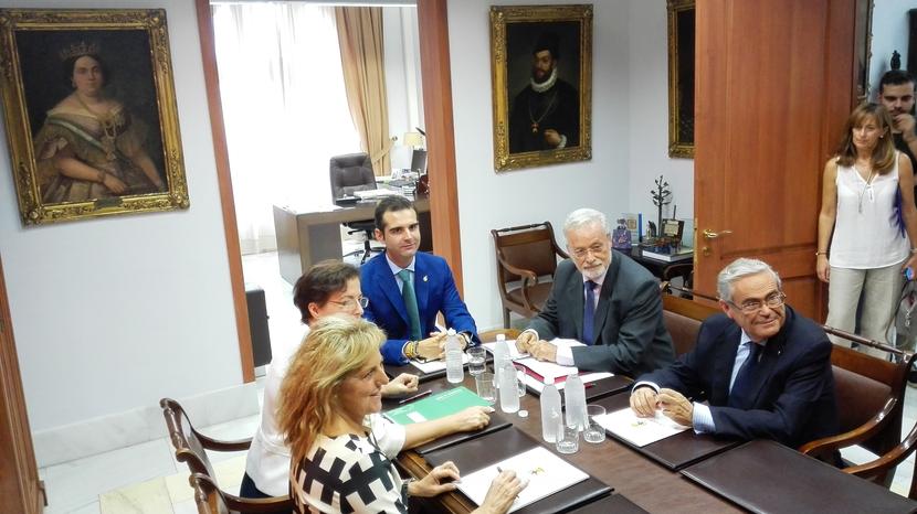 Las administraciones acuerdan trabajar conjuntamente en la mejora del Puche con la colaboración del Defensor del Pueblo Andaluz Las administraciones acuerdan trabajar conjuntamente en la mejora del Puche con la colaboración del Defensor del Pueblo Andaluz