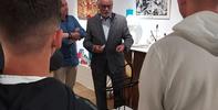 El Defensor visita una exposición de menores en centros de internamiento