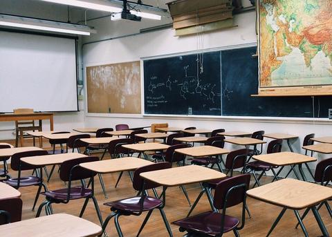 Aula de un centro escolar sin alumnos