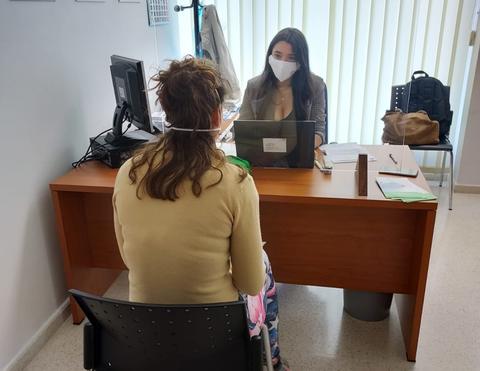 Personas de la Oficina del Defensor del Pueblo Andaluz atendiendo a la ciudadanía