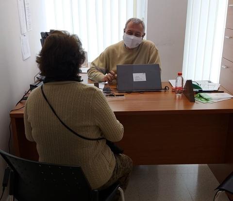 Personas de la Oficina del Defensor del Pueblo Andaluz atendiendo a la ciudadanía