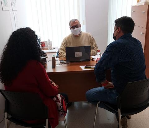 Personas de la Oficina del Defensor del Pueblo Andaluz atendiendo a la ciudadanía