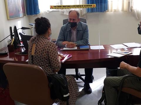 Foto de personal de Defensor del Pueblo Andaluz atendiendo a la Ciudadanía