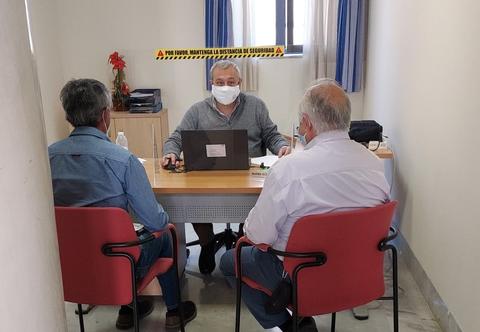 Foto de personal de Defensor del Pueblo Andaluz atendiendo a la Ciudadanía