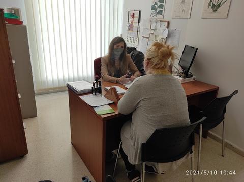 Personas de la Oficina del Defensor del Pueblo Andaluz atendiendo a la ciudadanía