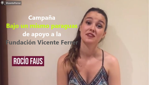 Mujer promocionando proyecto de la Fundación Vicente Ferrer