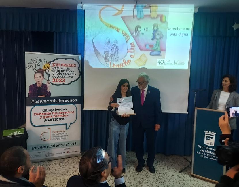 El Defensor de la Infancia entrega el XVI Premio Así veo mis derechos a una alumna del colegio Rafael Alberti de Málaga