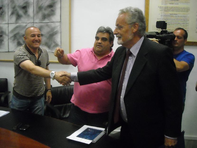 Jesús Maeztu ofrece su colaboración en el conflicito del ERE de la factoría de ROCA.
