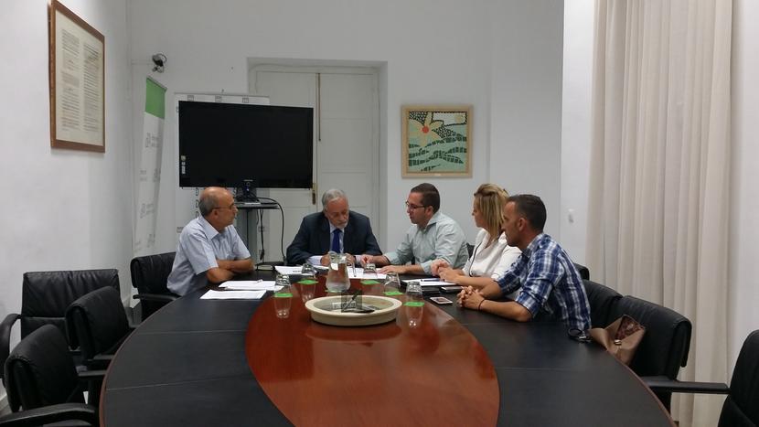 REUNIÓN DEL DEFENSOR CON EL ALCALDE DE LOS PALACIOS Y VILLAFRANCA