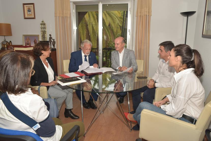 El Defensor del Pueblo Andaluz se ha reunido hoy con el Alcalde del Ayuntamiento de Lepe para abordar la problemática de los asentamientos de los trabajadores temporeros El Defensor del Pueblo Andaluz se ha reunido hoy con el Alcalde del Ayuntamiento de Lepe para abordar la problemática de los asentamientos de los trabajadores temporeros