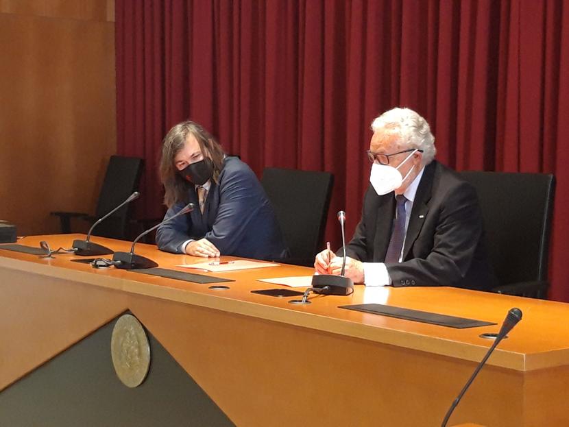 Firmamos con la Clínica Legal de la Facultad de Derecho de la Universidad de Sevilla un protocolo de colaboración en materia de prácticas Firmamos con la Clínica Legal de la Facultad de Derecho de la Universidad de Sevilla un protocolo de colaboración en materia de prácticas