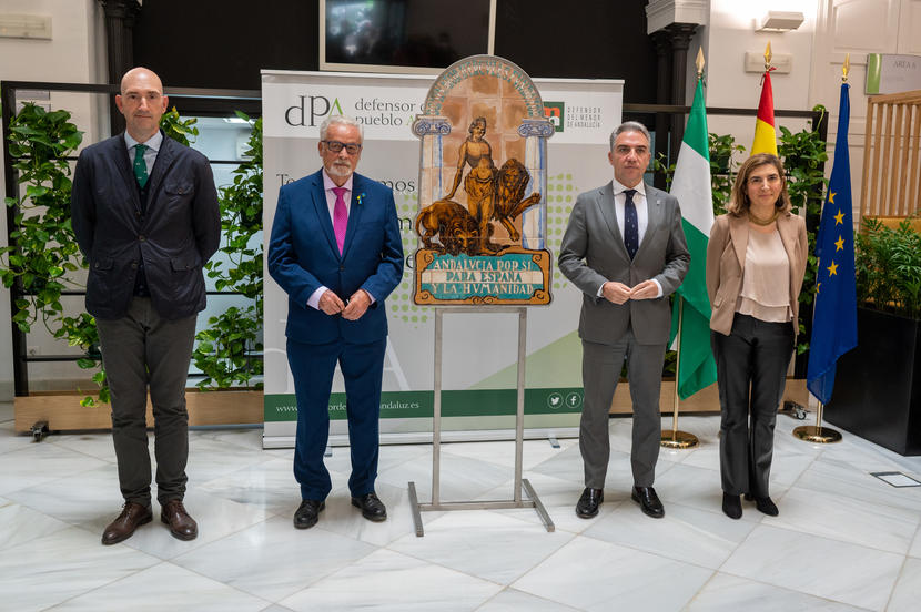 El Defensor del Pueblo andaluz recibe una réplica del escudo original de la Casa de Blas Infante como símbolo del compromiso diario en la defensa de esta tierra y sus gentes El Defensor del Pueblo andaluz recibe una réplica del escudo original de la Casa de Blas Infante como símbolo del compromiso diario en la defensa de esta tierra y sus gentes