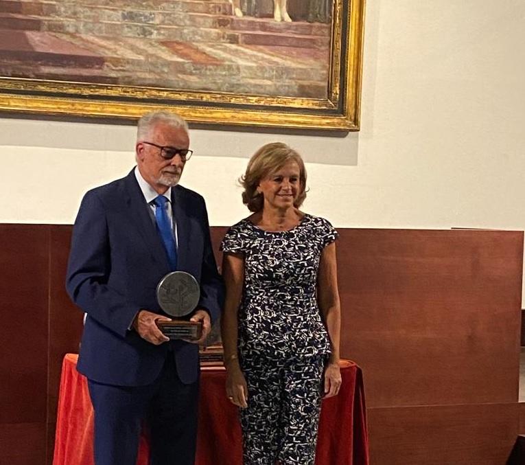 El Defensor del Pueblo andaluz recibe una mención por su apoyo y mediación por la salud mental El Defensor del Pueblo andaluz recibe una mención por su apoyo y mediación por la salud mental