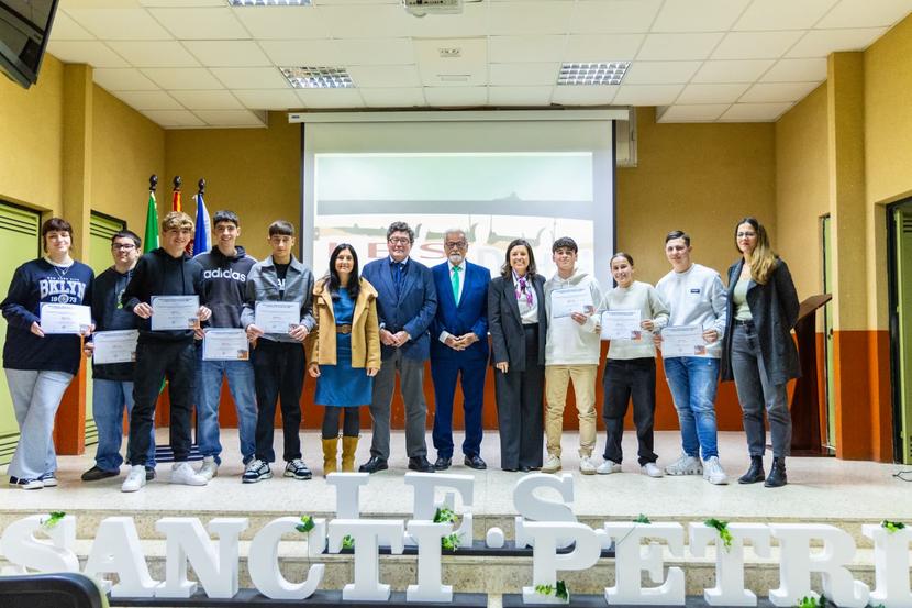 El Defensor de la Infancia y Adolescencia de Andalucía entrega el segundo accésit del XVIII Premio “Así veo mis derechos” al IES Sancti Petri de San Fernando El Defensor de la Infancia y Adolescencia de Andalucía entrega el segundo accésit del XVIII Premio “Así veo mis derechos” al IES Sancti Petri de San Fernando
