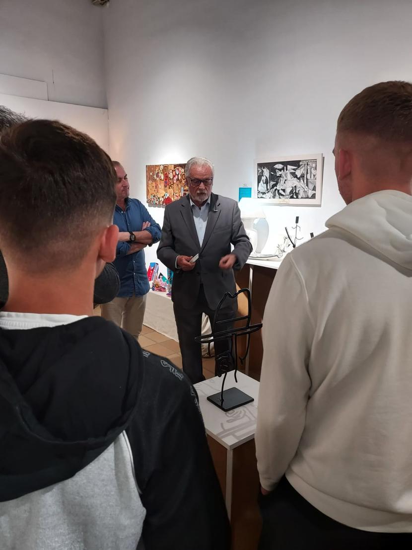El Defensor visita una exposición de menores en centros de internamiento El Defensor visita una exposición de menores en centros de internamiento