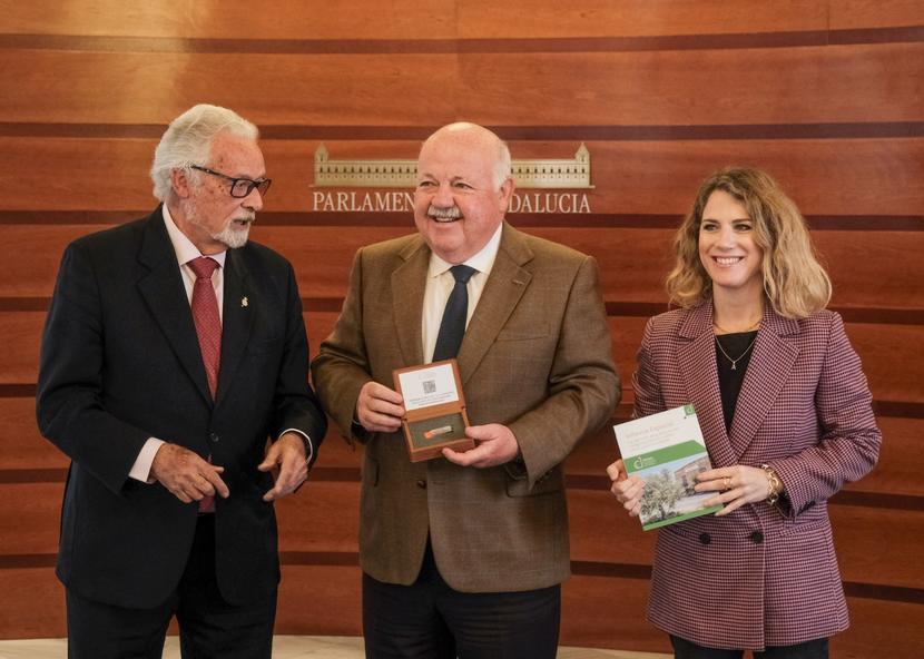 El Defensor de la Infancia de Andalucía apuesta por los Colegios Públicos Rurales y aboga por su continuidad para frenar la despoblación El Defensor de la Infancia de Andalucía apuesta por los Colegios Públicos Rurales y aboga por su continuidad para frenar la despoblación