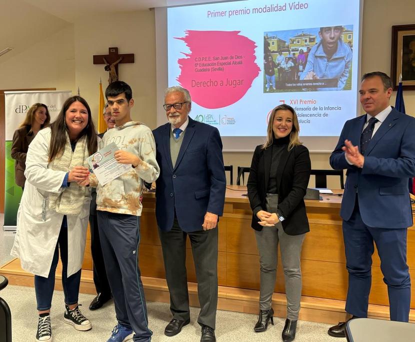 El Defensor de la Infancia entrega el XVI Premio Así veo mis derechos al colegio de educación especial San Juan de Dios de Alcalá de Guadaíra El Defensor de la Infancia entrega el XVI Premio Así veo mis derechos al colegio de educación especial San Juan de Dios de Alcalá de Guadaíra