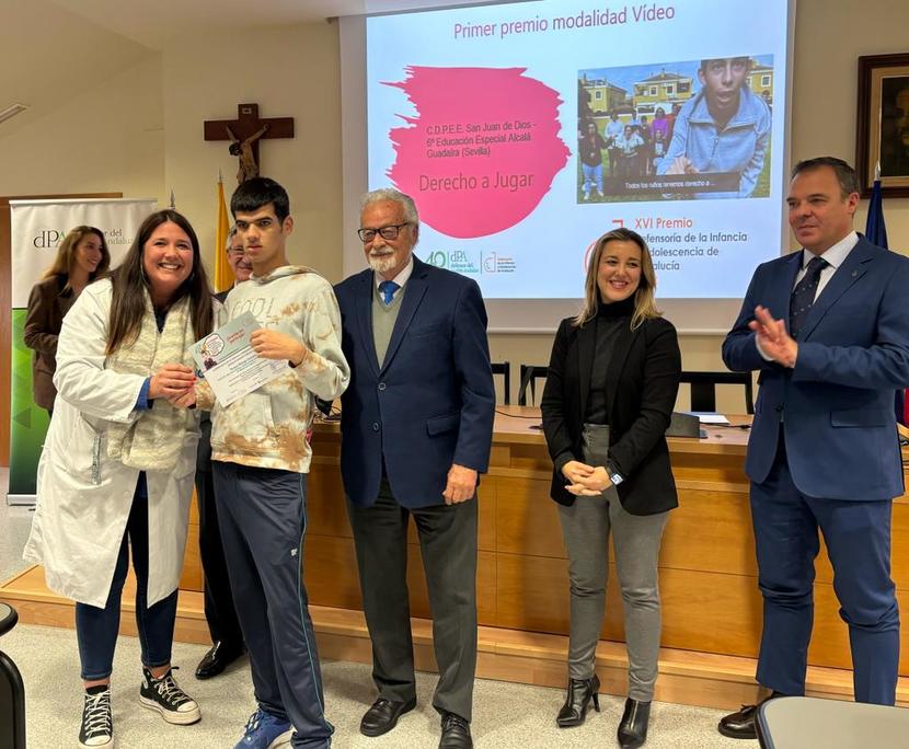 El Defensor de la Infancia entrega el XVI Premio Así veo mis derechos al colegio de educación especial San Juan de Dios de Alcalá de Guadaíra