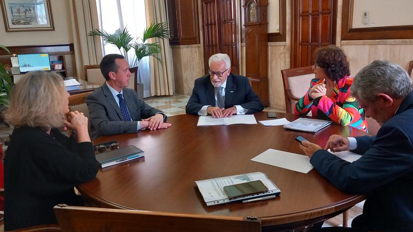 Maeztu estudia la situación de los asentamientos en Almería con la subdelegación del Gobierno Maeztu estudia la situación de los asentamientos en Almería con la subdelegación del Gobierno