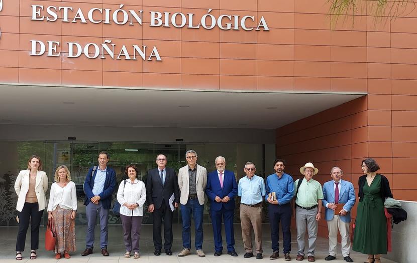 Los defensores del pueblo de España y Andalucía se reúnen con científicos y gestores del Espacio Natural de Doñana para conocer su situación actual Los defensores del pueblo de España y Andalucía se reúnen con científicos y gestores del Espacio Natural de Doñana para conocer su situación actual